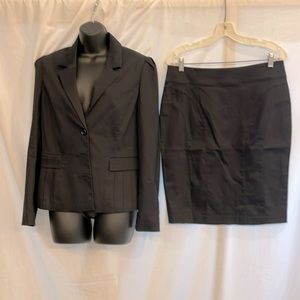 Stylish skirt suit with lots of design details